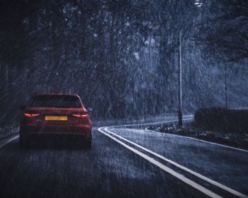 Обои 1280x1024 Audi, дождь, дорога