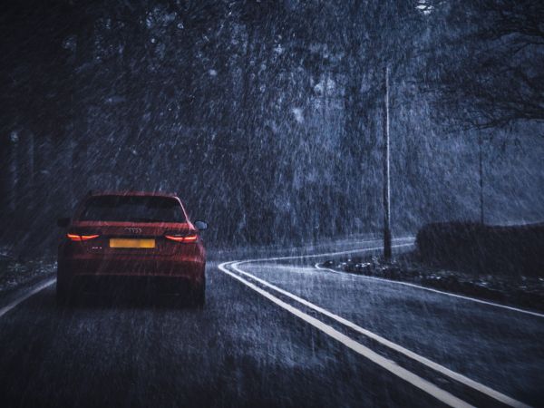 Обои 1024x768 Audi, дождь, дорога