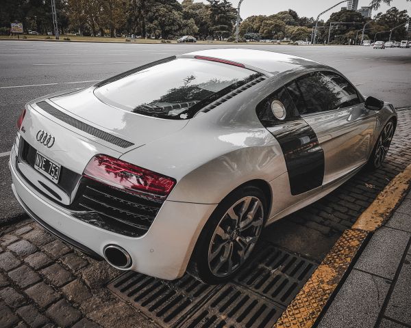 Обои 1280x1024 Audi R8, спортивная машина