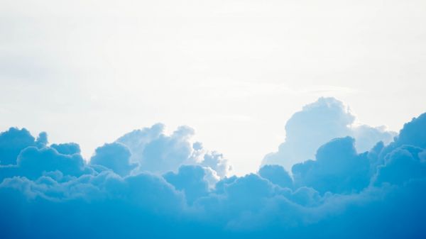 Обои 1600x900 кучевые облака, небо, голубой