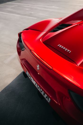 Обои 640x960 красный Ferrari, спортивная машина