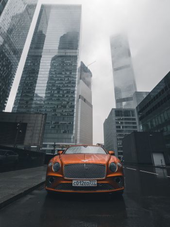 Обои 1620x2160 Bentley, город, туман