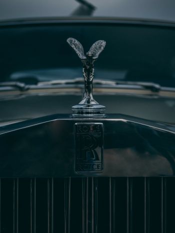 Обои 2048x2732 эмблема Rolls-Royce, черный