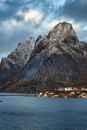 Обои 640x960 Норвегия, гора, озеро