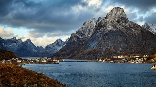 Обои 1366x768 Норвегия, гора, озеро