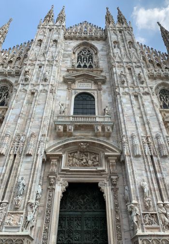 Piazza del Duomo, cathedral, Milan Wallpaper 1640x2360