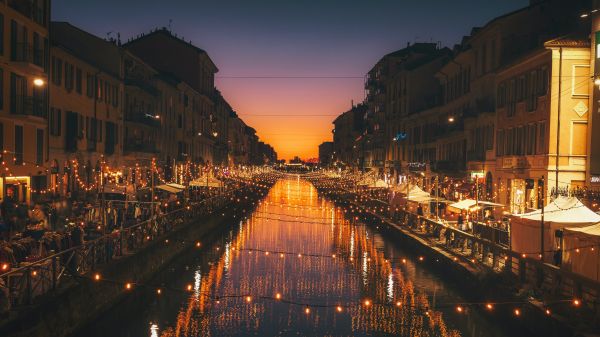 Обои 1600x900 Милан, канал, ночь