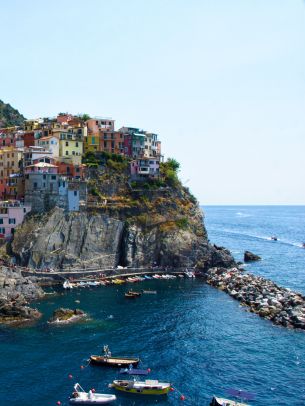 Manarola, cliff, Italy Wallpaper 2048x2732