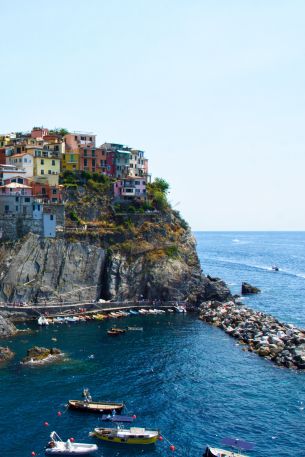 Manarola, cliff, Italy Wallpaper 640x960