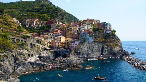 Manarola, cliff, Italy Wallpaper 2560x1440