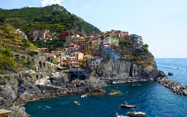 Manarola, cliff, Italy Wallpaper 2560x1600