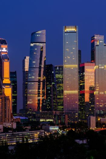 Обои 640x960 Москва-Сити, небоскребы, ночь