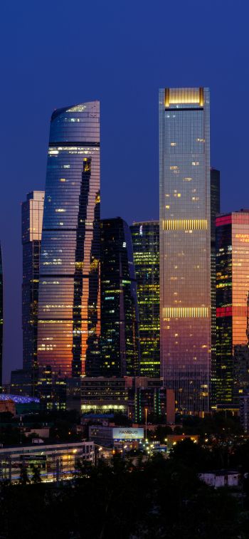 Обои 1125x2436 Москва-Сити, небоскребы, ночь