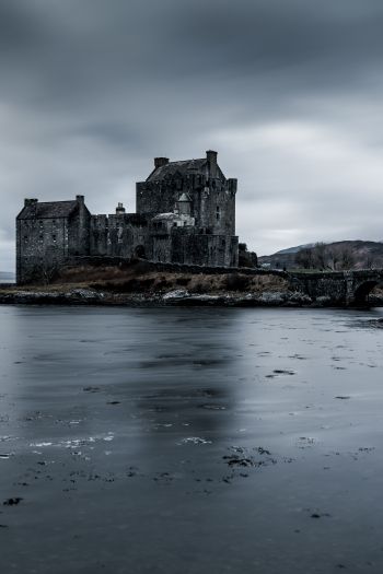 Eilen Donan Castle, dark Wallpaper 640x960
