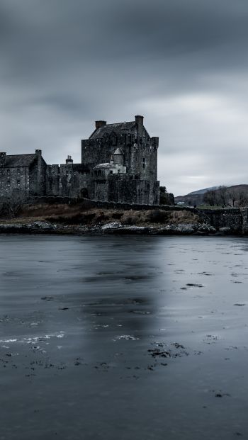Eilen Donan Castle, dark Wallpaper 640x1136