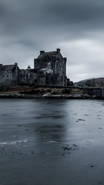 Eilen Donan Castle, dark Wallpaper 750x1334