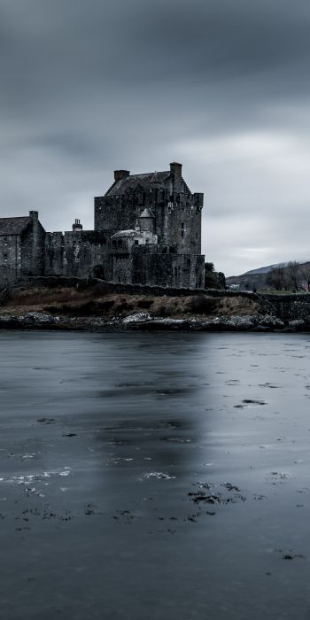 Eilen Donan Castle, dark Wallpaper 720x1440