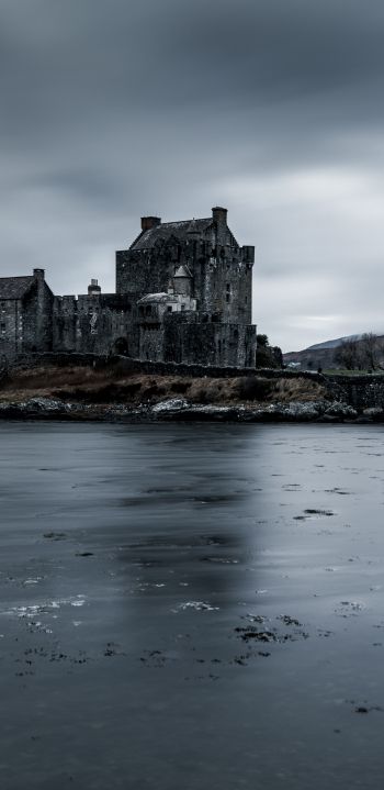 Eilen Donan Castle, dark Wallpaper 1080x2220