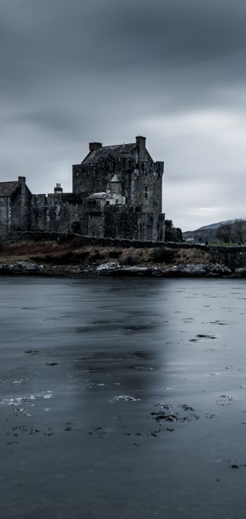 Eilen Donan Castle, dark Wallpaper 1440x3040