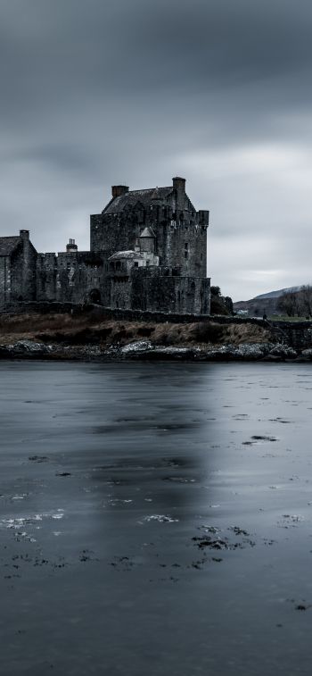 Eilen Donan Castle, dark Wallpaper 1170x2532