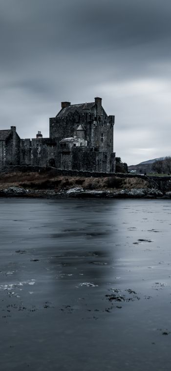 Eilen Donan Castle, dark Wallpaper 1080x2340