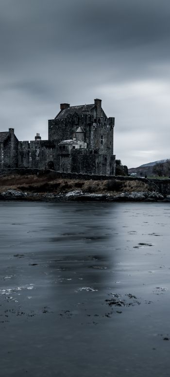 Eilen Donan Castle, dark Wallpaper 720x1600