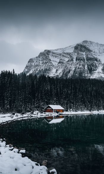 Обои 1200x2000 дом у озера, снег, зима