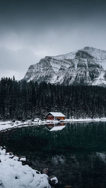 Обои 640x1136 дом у озера, снег, зима