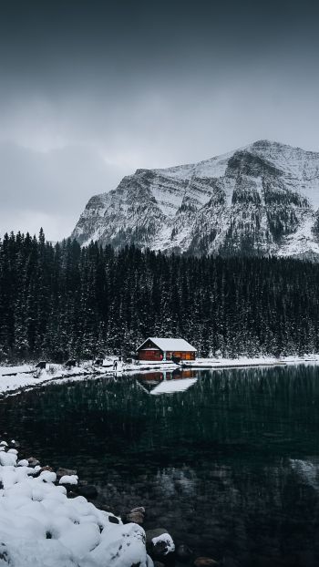 Обои 1080x1920 дом у озера, снег, зима