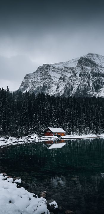 Обои 1440x2960 дом у озера, снег, зима