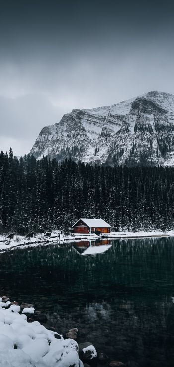 Обои 1080x2280 дом у озера, снег, зима