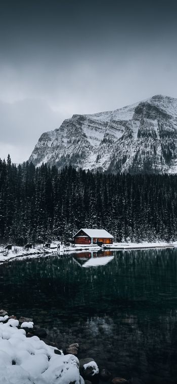 Обои 1080x2340 дом у озера, снег, зима