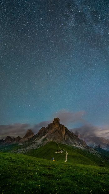 Обои 640x1136 звездное небо, пейзаж, скала