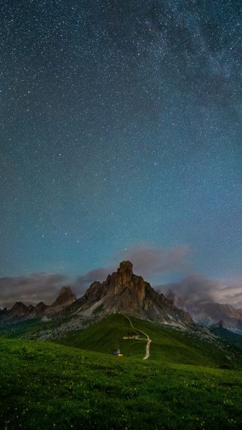 Обои 750x1334 звездное небо, пейзаж, скала