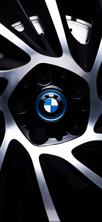 Обои 1125x2436 литой диск BMW, логотип BMW