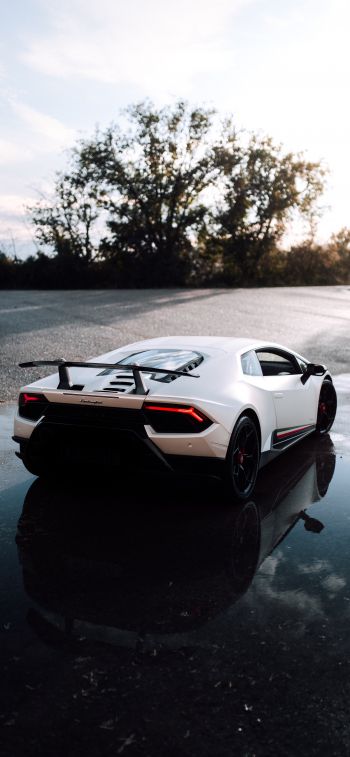 Обои 828x1792 белый Lamborghini, спортивная машина
