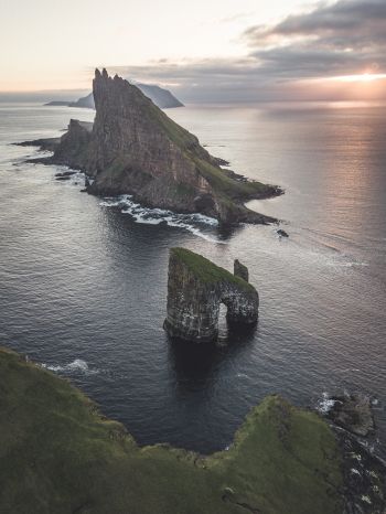 Обои 1620x2160 Фарерские острова, вид с высоты птичьего полета, море