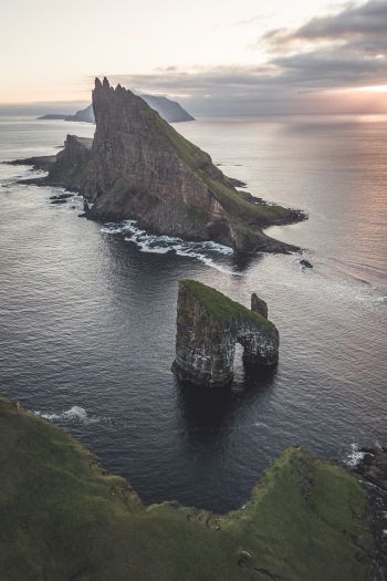 Обои 640x960 Фарерские острова, вид с высоты птичьего полета, море