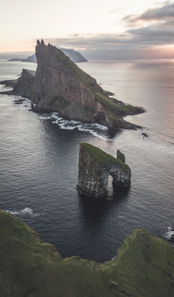 Обои 600x1024 Фарерские острова, вид с высоты птичьего полета, море