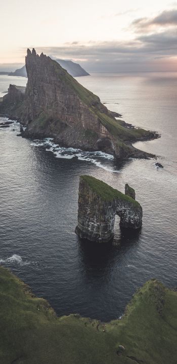 Обои 1080x2220 Фарерские острова, вид с высоты птичьего полета, море