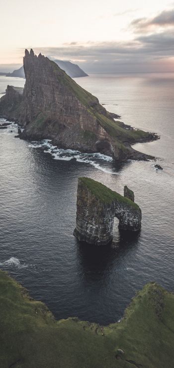 Обои 720x1520 Фарерские острова, вид с высоты птичьего полета, море