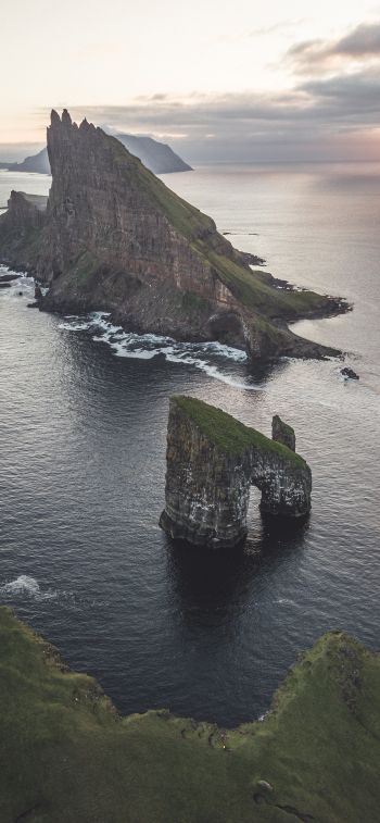 Обои 828x1792 Фарерские острова, вид с высоты птичьего полета, море