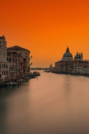 Обои 640x960 Венеция, вечерний город