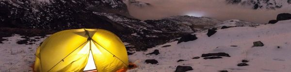Обои 1590x400 палатка, горная местность