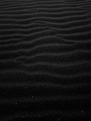 Обои 2048x2732 Чёрная Волга, песок, чёрный