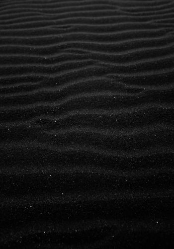 Обои 1668x2388 Чёрная Волга, песок, чёрный