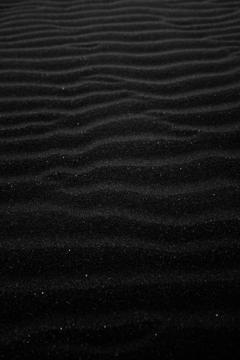 Обои 640x960 Чёрная Волга, песок, чёрный
