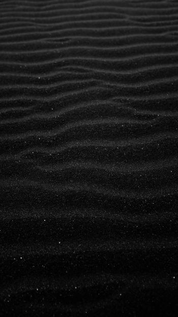 Обои 640x1136 Чёрная Волга, песок, чёрный