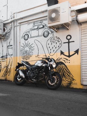 Обои 2048x2732 Мотоцикл, граффити, улицы