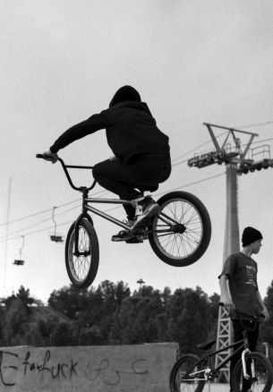 Обои 1640x2360 Bmx, чёрно-белое, спорт